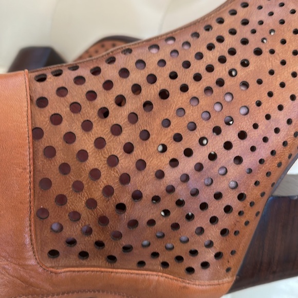 Rebecca Minkoff Perforated Leather Ankle Boots, sz 9 - Picture 8 of 11